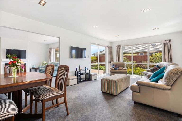 Photo of property in 17 Walnut Way, Rangiora, 7400