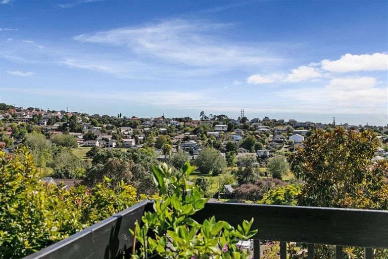 Photo of property in 2/10 Helicon Place, Totara Vale, Auckland, 0629
