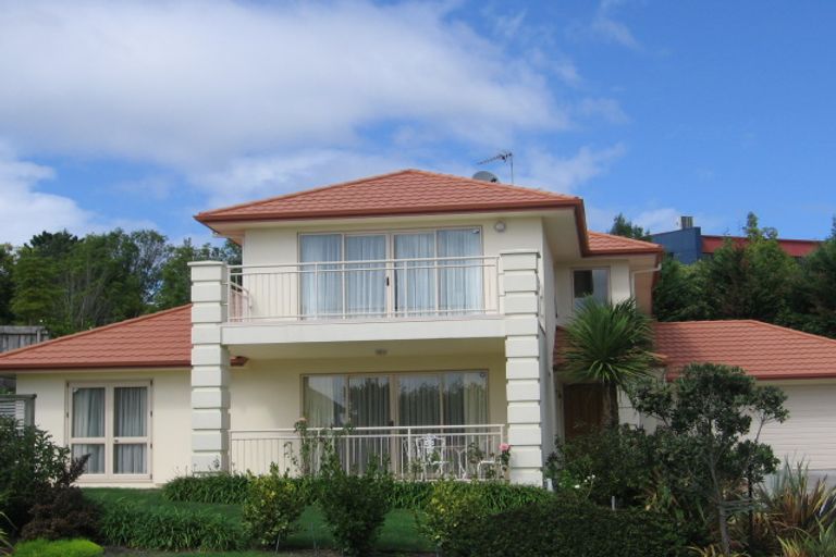 Photo of property in 24 Margaret Henry Crescent, Oteha, Auckland, 0632