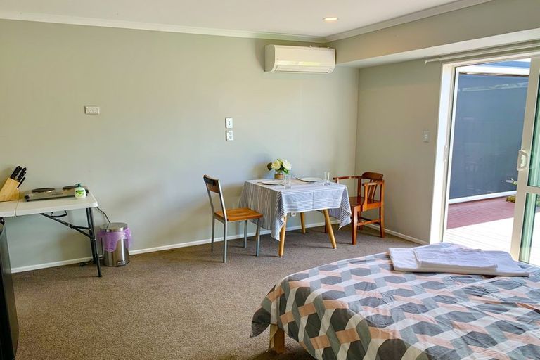 Photo of property in 16 Jade Court, Rosedale, Auckland, 0632