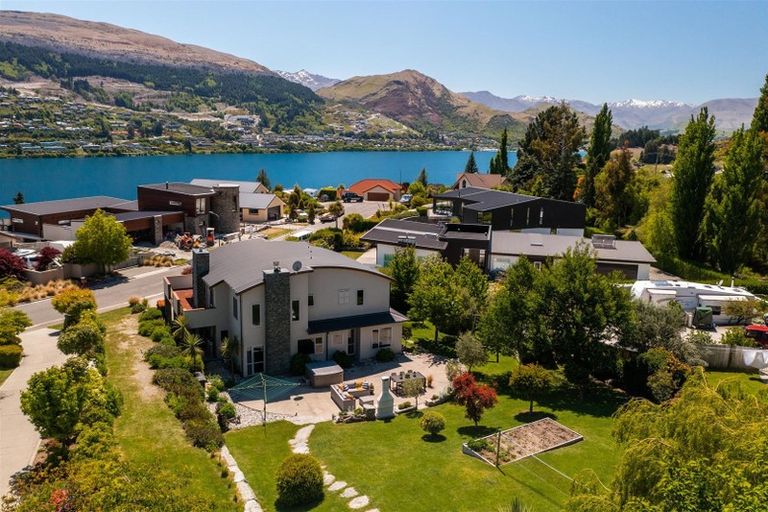 Photo of property in 14 Milward Place, Kelvin Heights, Queenstown, 9300