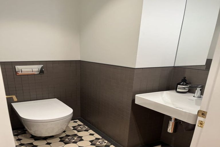 Photo of property in Inverleith Apartments, 3/306 Oriental Parade, Oriental Bay, Wellington, 6011