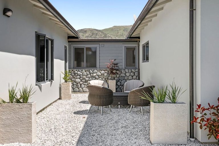 Photo of property in 5 Ironview Lane, Wanaka, 9382