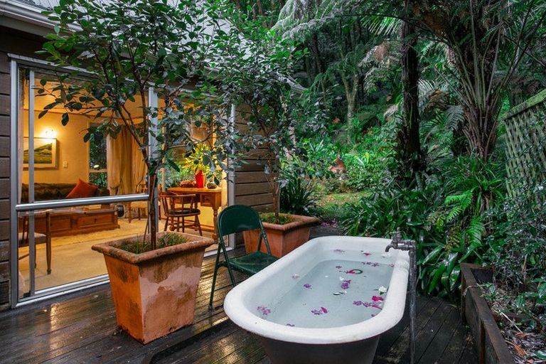 Photo of property in 13 Bush Road, Waiatarua, Auckland, 0604