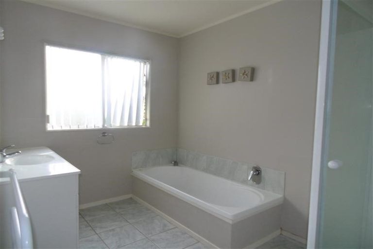 Photo of property in 22 Te Hoe Grove, Pinehill, Auckland, 0632