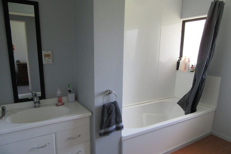 Photo of property in 9 Oaklands Grove, Clouston Park, Upper Hutt, 5018