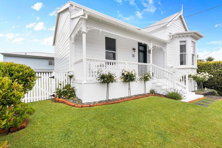 Photo of property in 32 Belt Road, Moturoa, New Plymouth, 4310