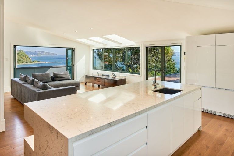 Photo of property in 21 Dillon Street, Lowry Bay, Lower Hutt, 5013