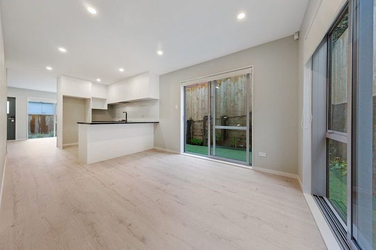 Photo of property in 47d Gossamer Drive, Pakuranga Heights, Auckland, 2010