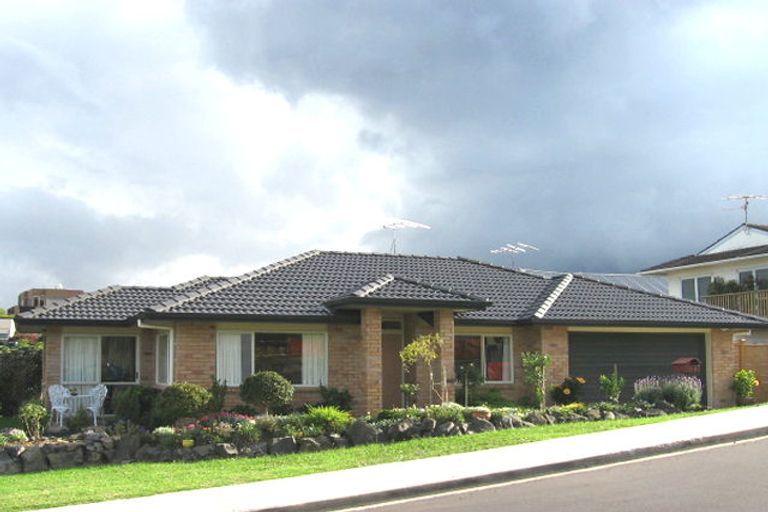 Photo of property in 1 Oakpark Place, West Harbour, Auckland, 0618