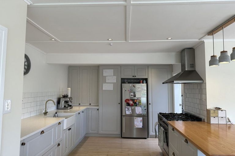 Photo of property in 8 Pendrell Road, Piha, New Lynn, 0772