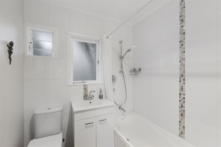 Photo of property in 1/3 Ellice Road, Totara Vale, Auckland, 0629