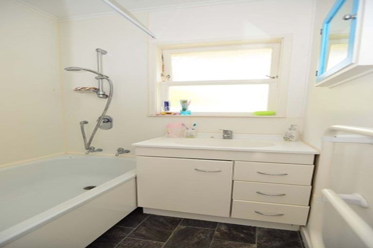 Photo of property in 2/97 Archers Road, Hillcrest, Auckland, 0629