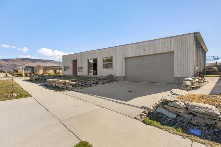 Photo of property in 6 Pounamu Avenue, Albert Town, Wanaka, 9305