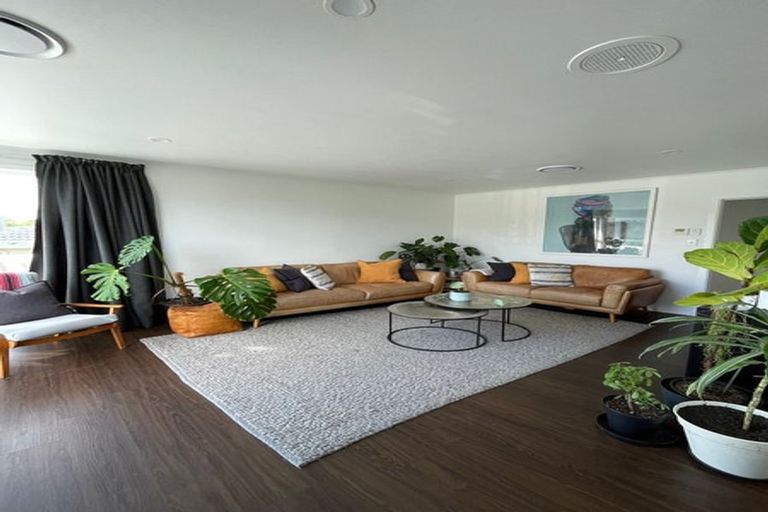 Photo of property in 5 Gill Avenue, Te Atatu Peninsula, Auckland, 0610