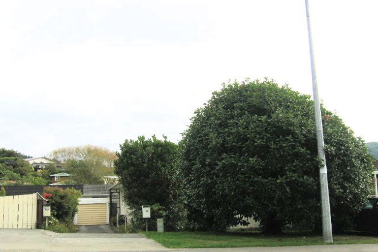 Photo of property in 1/18 Blue Mountains Road, Pinehaven, Upper Hutt, 5019