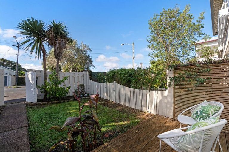 Photo of property in 2/67 Vauxhall Road, Devonport, Auckland, 0624