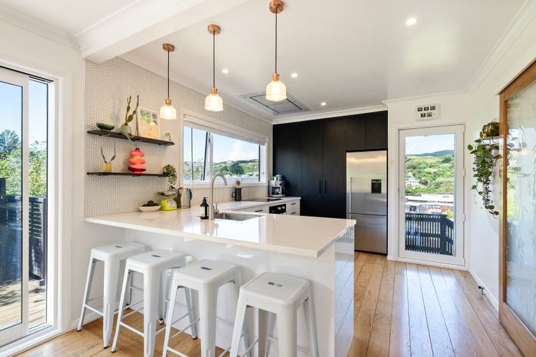 Photo of property in 19 Kereru Bend, Tawa, Wellington, 5028