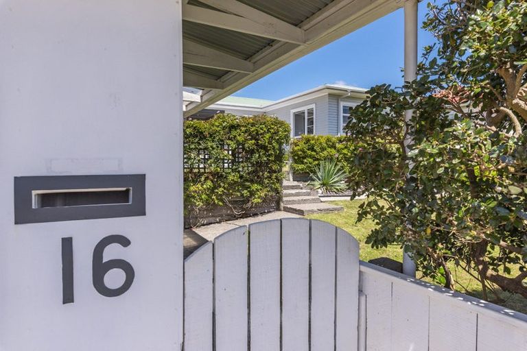 Photo of property in 16 Francis Road, Paraparaumu Beach, Paraparaumu, 5032