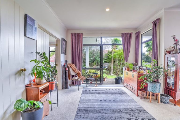 Photo of property in 23 Medallion Drive, Oteha, Auckland, 0632