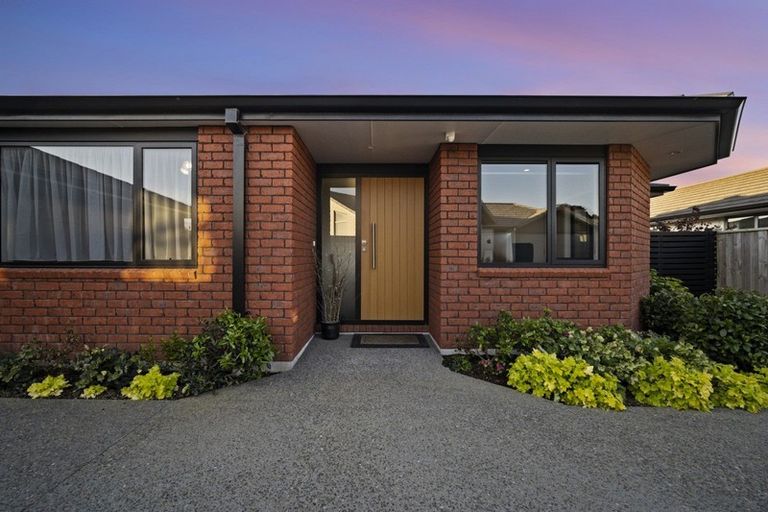 Photo of property in 8 Greenridge Lane, Merrilands, New Plymouth, 4312