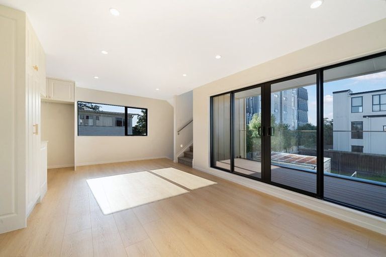 Photo of property in 9 Lomond Street, Newlands, Wellington, 6037