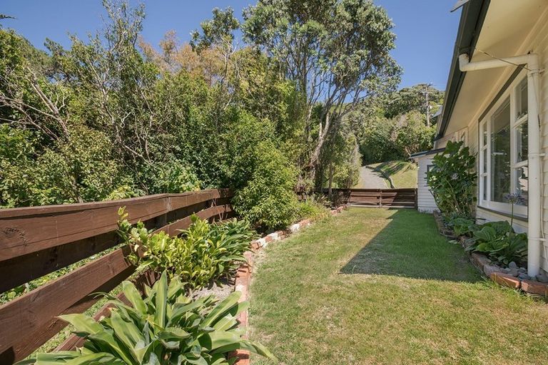 Photo of property in 120 Miromiro Road, Normandale, Lower Hutt, 5010