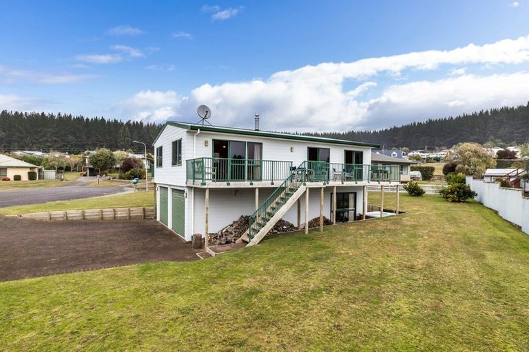 Photo of property in 6 Rowena Crescent, Motuoapa, 3382