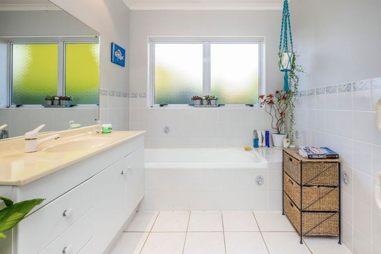 Photo of property in 20 Lothian Brae, Wattle Downs, Auckland, 2103