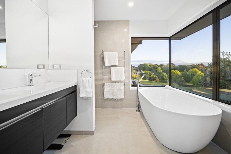 Photo of property in 8 Greenridge Lane, Merrilands, New Plymouth, 4312