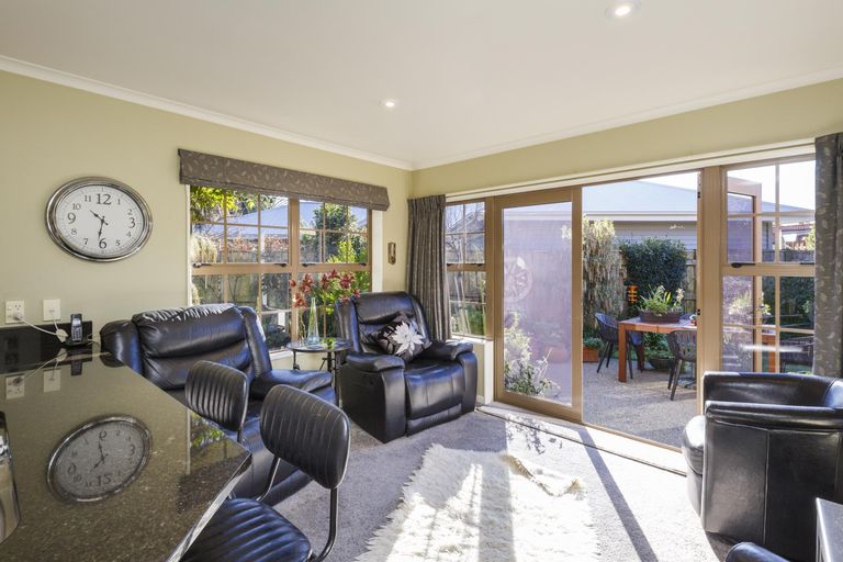 Photo of property in 1 The Oaks, Awapuni, Palmerston North, 4412