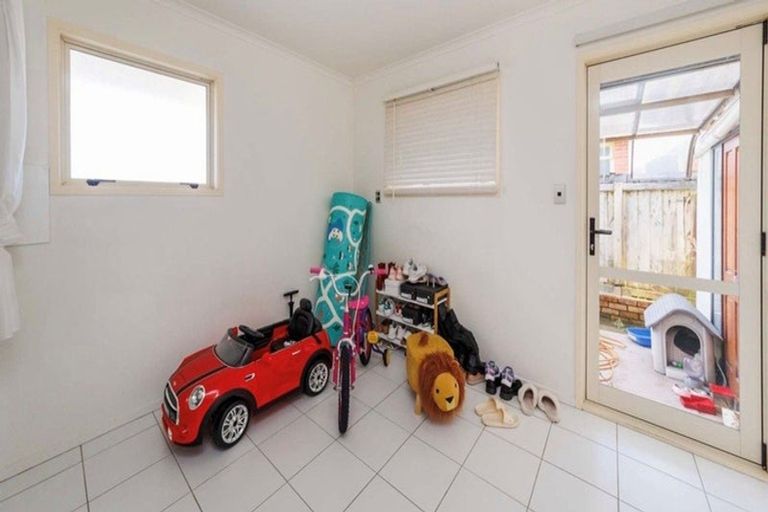 Photo of property in 1 Ayr Place, Hokowhitu, Palmerston North, 4410