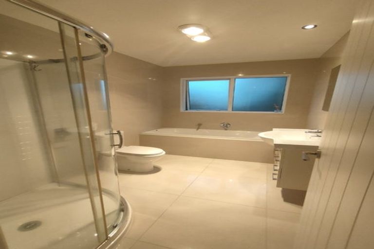 Photo of property in 6b Gossamer Drive, Pakuranga Heights, Auckland, 2010