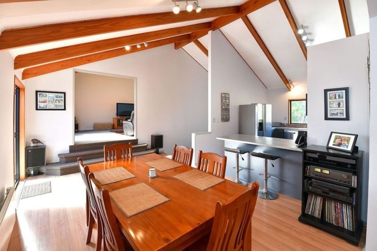 Photo of property in 70 Waiora Road, Stanmore Bay, Whangaparaoa, 0932