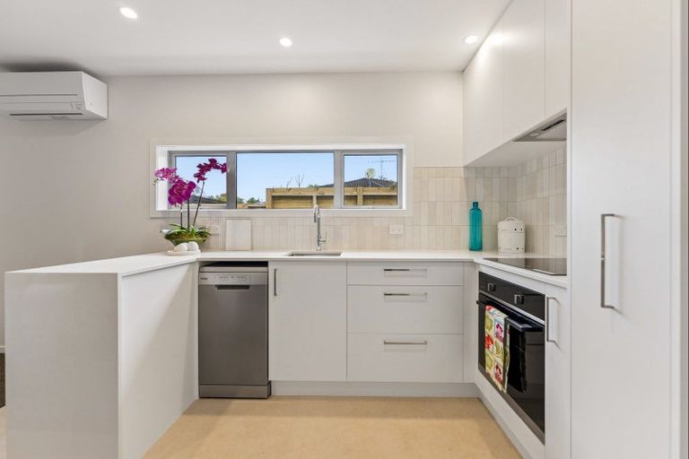 Photo of property in 3/28 Chartwell Avenue, Glenfield, Auckland, 0629