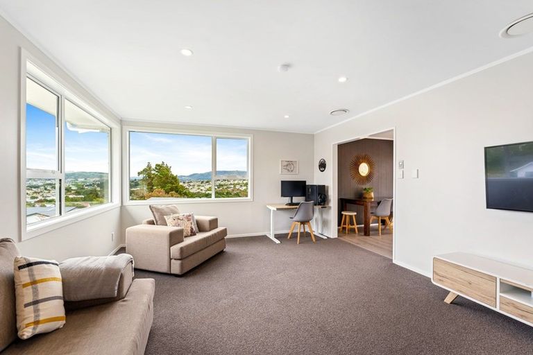 Photo of property in 6 Gaff Place, Whitby, Porirua, 5024
