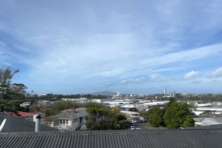 Photo of property in 28a Bruce Road, Glenfield, Auckland, 0629