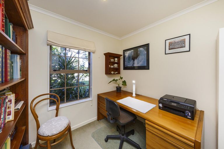 Photo of property in 1 The Oaks, Awapuni, Palmerston North, 4412