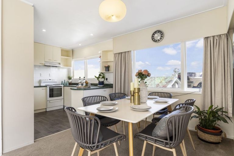 Photo of property in 21a Cleve Road, Green Bay, Auckland, 0604