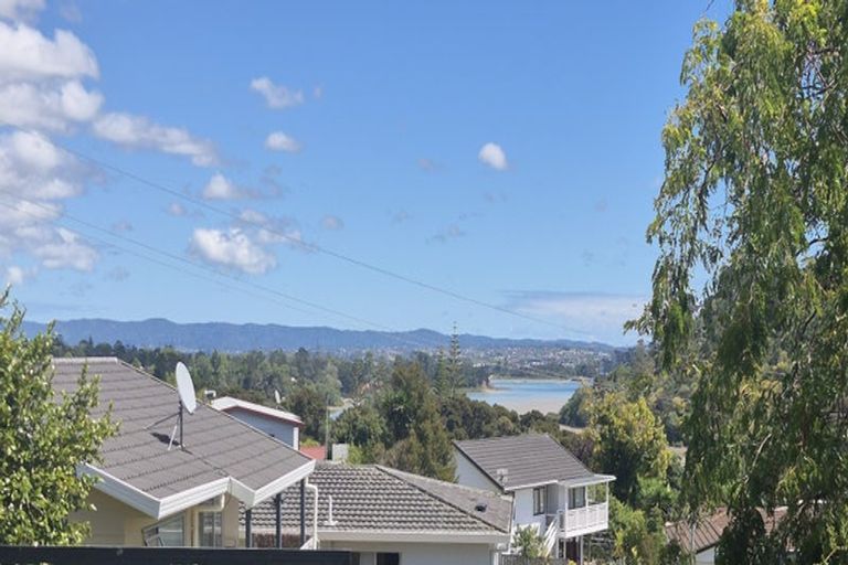 Photo of property in 1/33 Hale Crescent, Bayview, Auckland, 0629