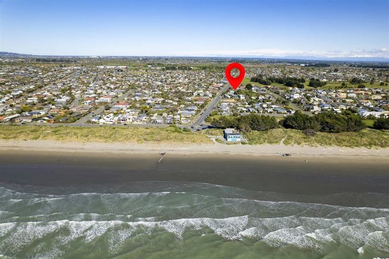 Photo of property in 38 Beach Road, North New Brighton, Christchurch, 8083