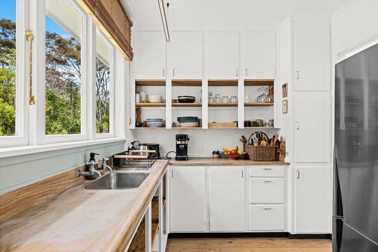 Photo of property in 1060 Sandspit Road, Sandspit, Warkworth, 0982