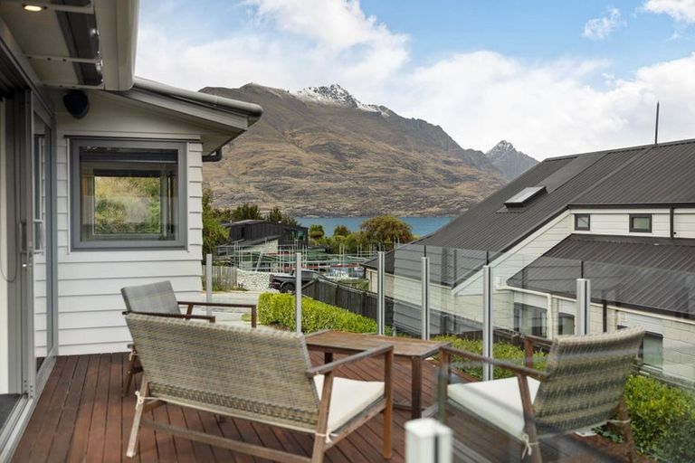 Photo of property in 23 Cedar Drive, Kelvin Heights, Queenstown, 9300