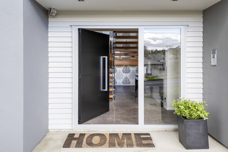 Photo of property in 21 Montgomery Crescent, Cockle Bay, Auckland, 2014