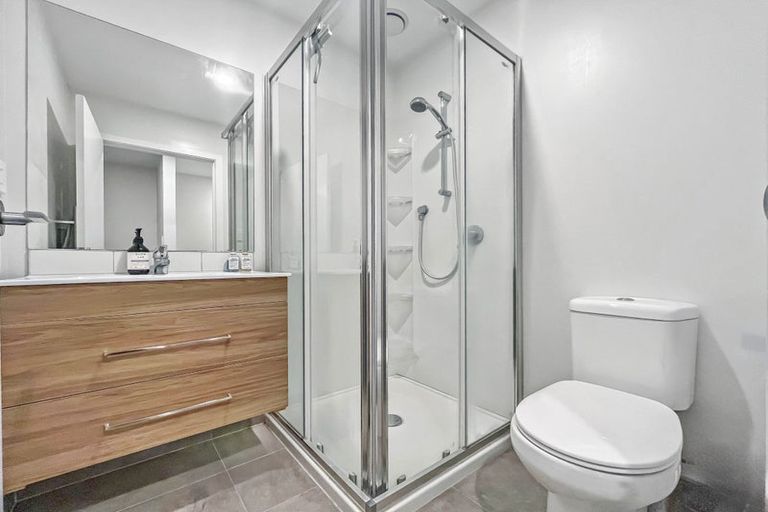 Photo of property in 33 Tokai Place, Glen Eden, 0602