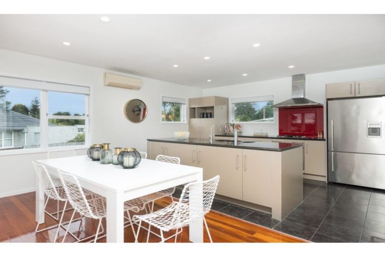 Photo of property in 39 Royal View Road, Te Atatu South, Auckland, 0610
