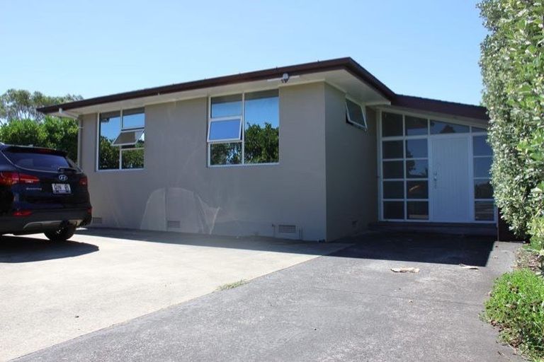 Photo of property in 583 Glenfield Road, Totara Vale, Auckland, 0629