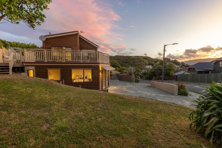 Photo of property in 30 Kinloch Place, Papakowhai, Porirua, 5024