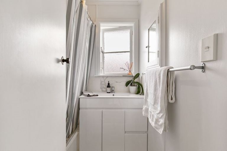 Photo of property in 18 Crawford Avenue, Mangere Bridge, Auckland, 2022