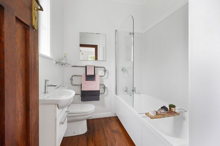 Photo of property in 17 Houghton Bay Road, Houghton Bay, Wellington, 6023